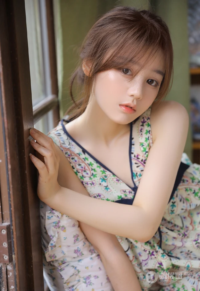 青涩可人超少女碎花连衣裙慵懒气质居家美好的一天生活写真图片