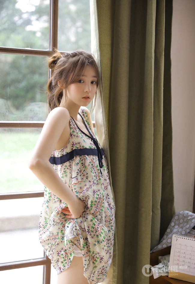 青涩可人超少女碎花连衣裙慵懒气质居家美好的一天生活写真图片