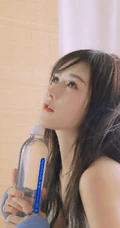 坐在室内的白皙气质女生气质写真，白色肩带低领衣套装短裤和妹子很搭哦!