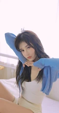 坐在室内的白皙气质女生气质写真，白色肩带低领衣套装短裤和妹子很搭哦!