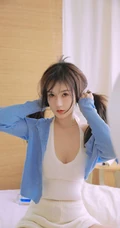 坐在室内的白皙气质女生气质写真，白色肩带低领衣套装短裤和妹子很搭哦!