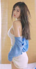 坐在室内的白皙气质女生气质写真，白色肩带低领衣套装短裤和妹子很搭哦!