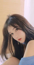 坐在室内的白皙气质女生气质写真，白色肩带低领衣套装短裤和妹子很搭哦!