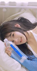 坐在室内的白皙气质女生气质写真，白色肩带低领衣套装短裤和妹子很搭哦!