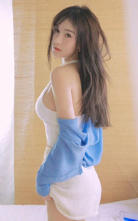 坐在室内的白皙气质女生气质写真，白色肩带低领衣套装短裤和妹子很搭哦!