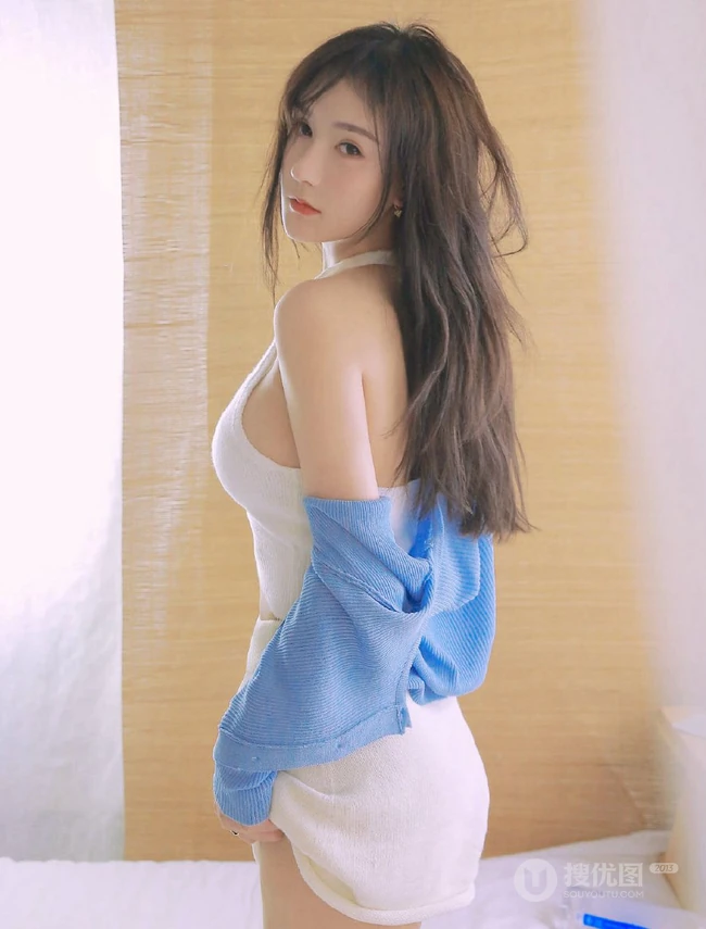 坐在室内的白皙气质女生气质写真，白色肩带低领衣套装短裤和妹子很搭哦!