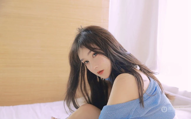 坐在室内的白皙气质女生气质写真，白色肩带低领衣套装短裤和妹子很搭哦!
