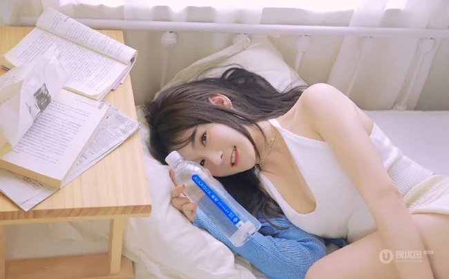 坐在室内的白皙气质女生气质写真，白色肩带低领衣套装短裤和妹子很搭哦!