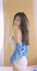 坐在室内的白皙气质女生气质写真，白色肩带低领衣套装短裤和妹子很搭哦!