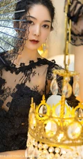 手拿红酒杯的新疆女生Angela小热巴黑色蕾丝连体衣袜装暖室内图集