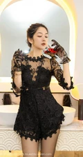 手拿红酒杯的新疆女生Angela小热巴黑色蕾丝连体衣袜装暖室内图集
