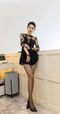 手拿红酒杯的新疆女生Angela小热巴黑色蕾丝连体衣袜装暖室内图集