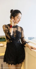 手拿红酒杯的新疆女生Angela小热巴黑色蕾丝连体衣袜装暖室内图集