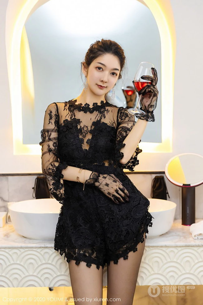 手拿红酒杯的新疆女生Angela小热巴黑色蕾丝连体衣袜装暖室内图集