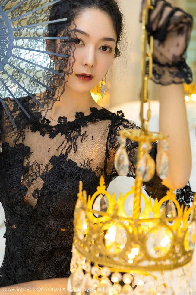 手拿红酒杯的新疆女生Angela小热巴黑色蕾丝连体衣袜装暖室内图集
