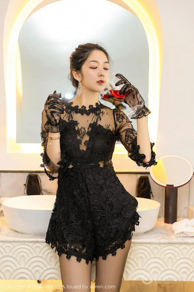 手拿红酒杯的新疆女生Angela小热巴黑色蕾丝连体衣袜装暖室内图集