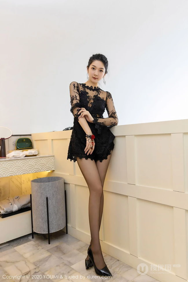 手拿红酒杯的新疆女生Angela小热巴黑色蕾丝连体衣袜装暖室内图集