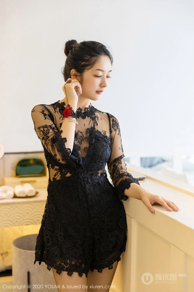 手拿红酒杯的新疆女生Angela小热巴黑色蕾丝连体衣袜装暖室内图集