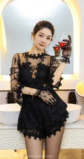 手拿红酒杯的新疆女生Angela小热巴黑色蕾丝连体衣袜装暖室内图集