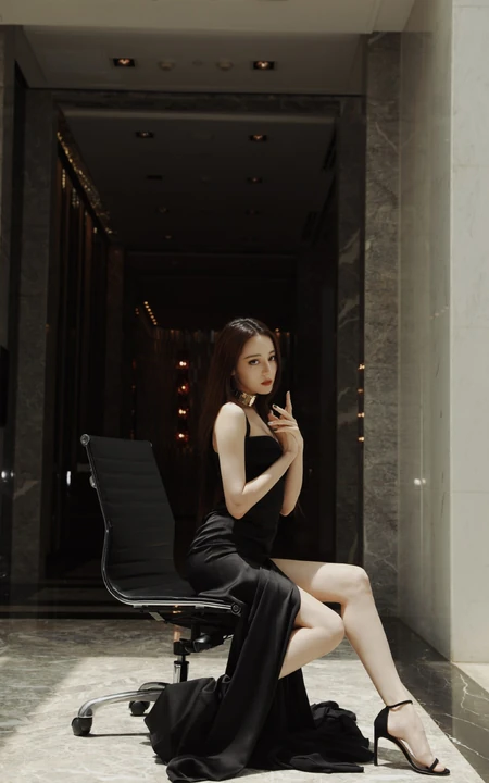 迪丽热巴黑色开叉长裙礼服优雅美丽写真图片