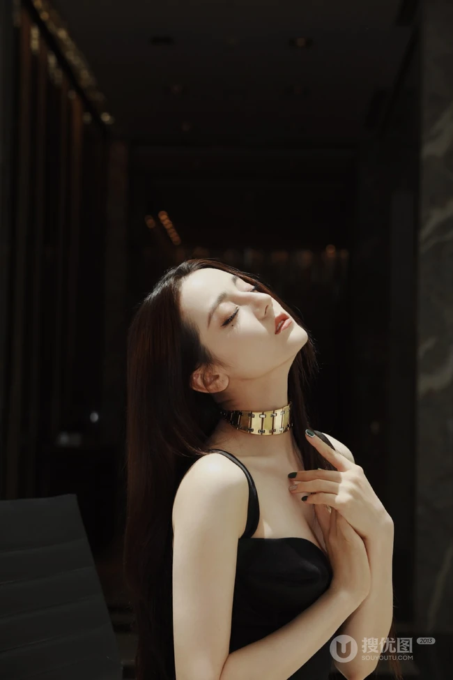 迪丽热巴黑色开叉长裙礼服优雅美丽写真图片