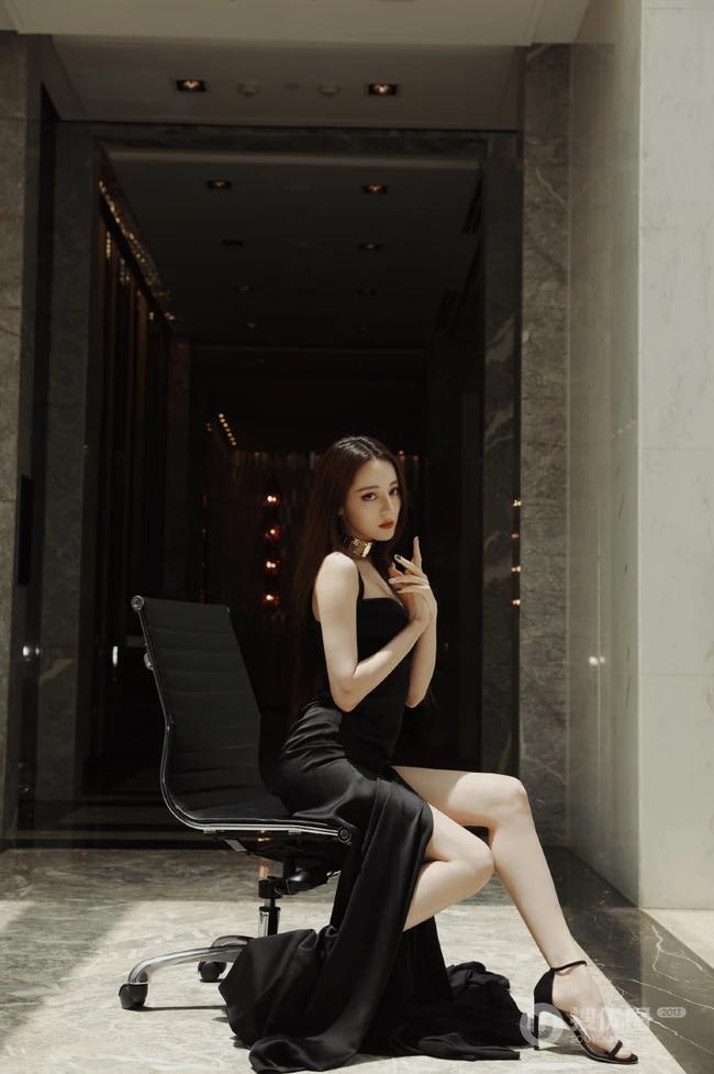 迪丽热巴黑色开叉长裙礼服优雅美丽写真图片
