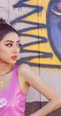 贵州籍女演员何瑞贤身着粉色皮背心美系风格街头写真美照