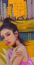 贵州籍女演员何瑞贤身着粉色皮背心美系风格街头写真美照