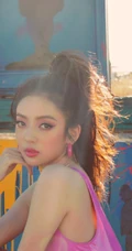贵州籍女演员何瑞贤身着粉色皮背心美系风格街头写真美照