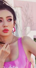 贵州籍女演员何瑞贤身着粉色皮背心美系风格街头写真美照