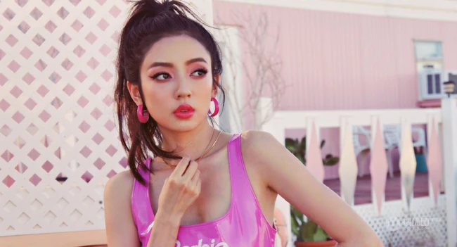 贵州籍女演员何瑞贤身着粉色皮背心美系风格街头写真美照
