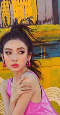 贵州籍女演员何瑞贤身着粉色皮背心美系风格街头写真美照