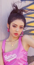 贵州籍女演员何瑞贤身着粉色皮背心美系风格街头写真美照