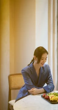 刘诗诗端庄典雅超美户外写真，身着休闲西服搭配蓝色百褶裙，美丽大方
