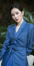 刘诗诗端庄典雅超美户外写真，身着休闲西服搭配蓝色百褶裙，美丽大方