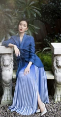 刘诗诗端庄典雅超美户外写真，身着休闲西服搭配蓝色百褶裙，美丽大方
