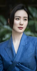 刘诗诗端庄典雅超美户外写真，身着休闲西服搭配蓝色百褶裙，美丽大方