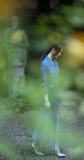刘诗诗端庄典雅超美户外写真，身着休闲西服搭配蓝色百褶裙，美丽大方
