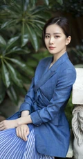 刘诗诗端庄典雅超美户外写真，身着休闲西服搭配蓝色百褶裙，美丽大方