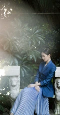 刘诗诗端庄典雅超美户外写真，身着休闲西服搭配蓝色百褶裙，美丽大方