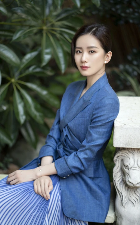 刘诗诗端庄典雅超美户外写真，身着休闲西服搭配蓝色百褶裙，美丽大方