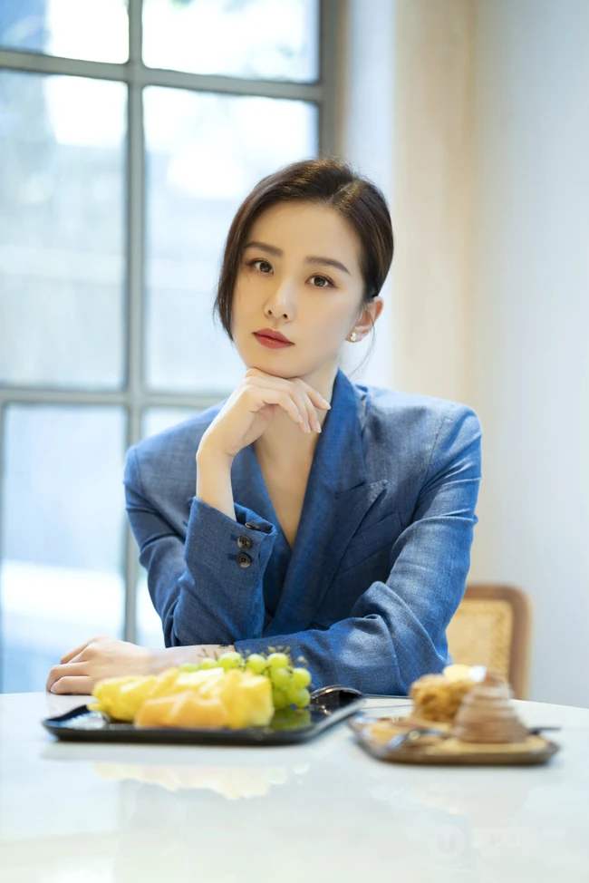 刘诗诗端庄典雅超美户外写真，身着休闲西服搭配蓝色百褶裙，美丽大方