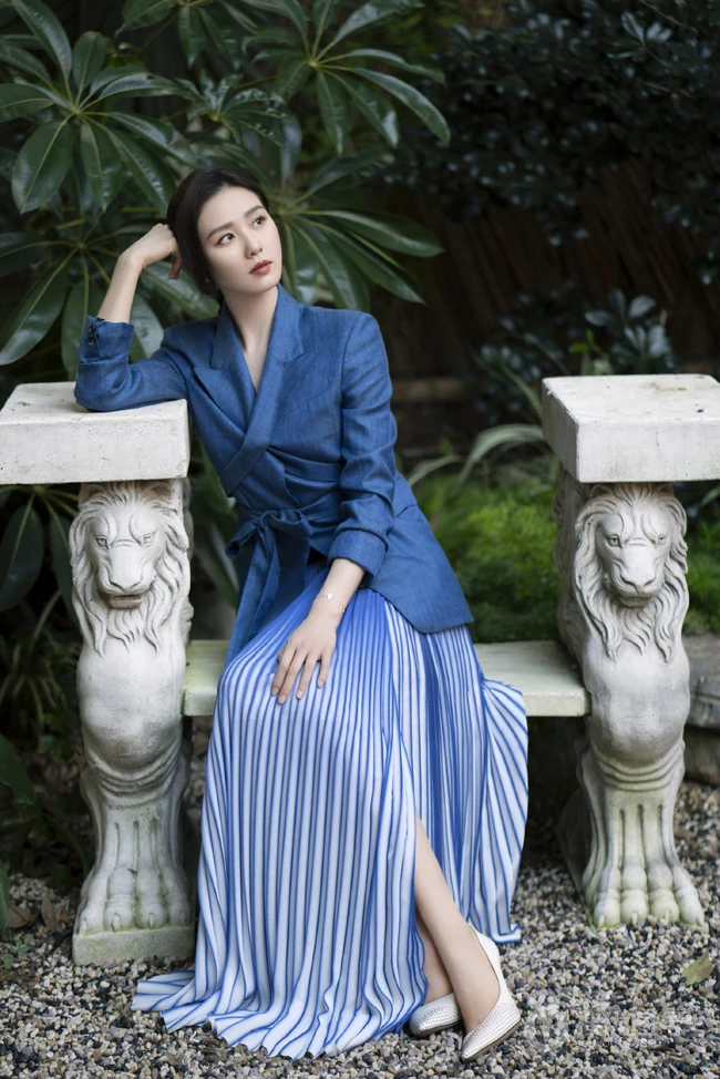 刘诗诗端庄典雅超美户外写真，身着休闲西服搭配蓝色百褶裙，美丽大方