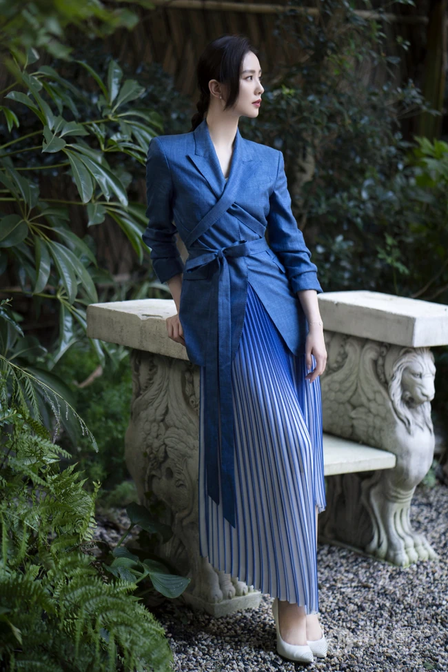 刘诗诗端庄典雅超美户外写真，身着休闲西服搭配蓝色百褶裙，美丽大方