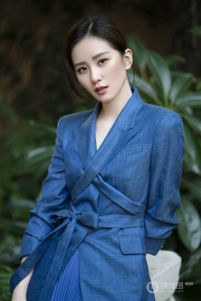 刘诗诗端庄典雅超美户外写真，身着休闲西服搭配蓝色百褶裙，美丽大方