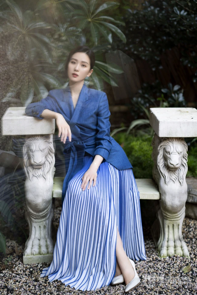 刘诗诗端庄典雅超美户外写真，身着休闲西服搭配蓝色百褶裙，美丽大方