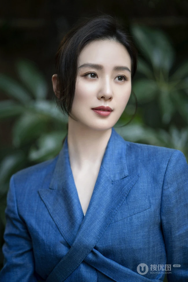 刘诗诗端庄典雅超美户外写真，身着休闲西服搭配蓝色百褶裙，美丽大方