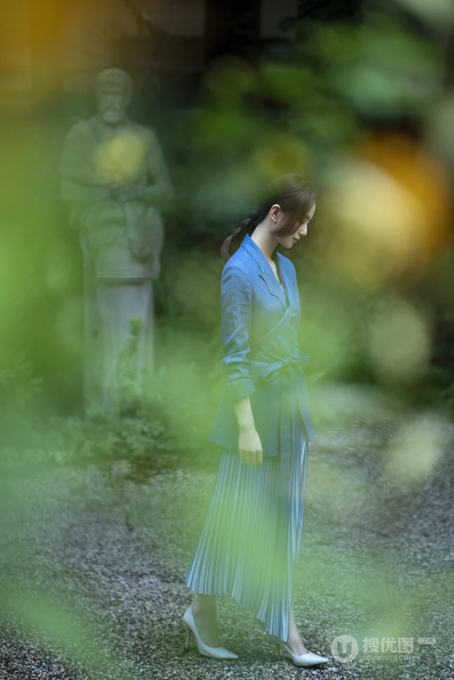 刘诗诗端庄典雅超美户外写真，身着休闲西服搭配蓝色百褶裙，美丽大方