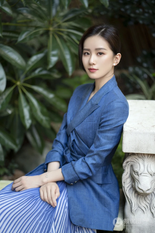 刘诗诗端庄典雅超美户外写真，身着休闲西服搭配蓝色百褶裙，美丽大方