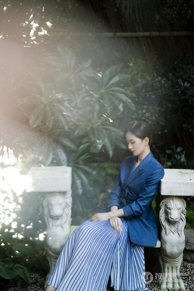 刘诗诗端庄典雅超美户外写真，身着休闲西服搭配蓝色百褶裙，美丽大方
